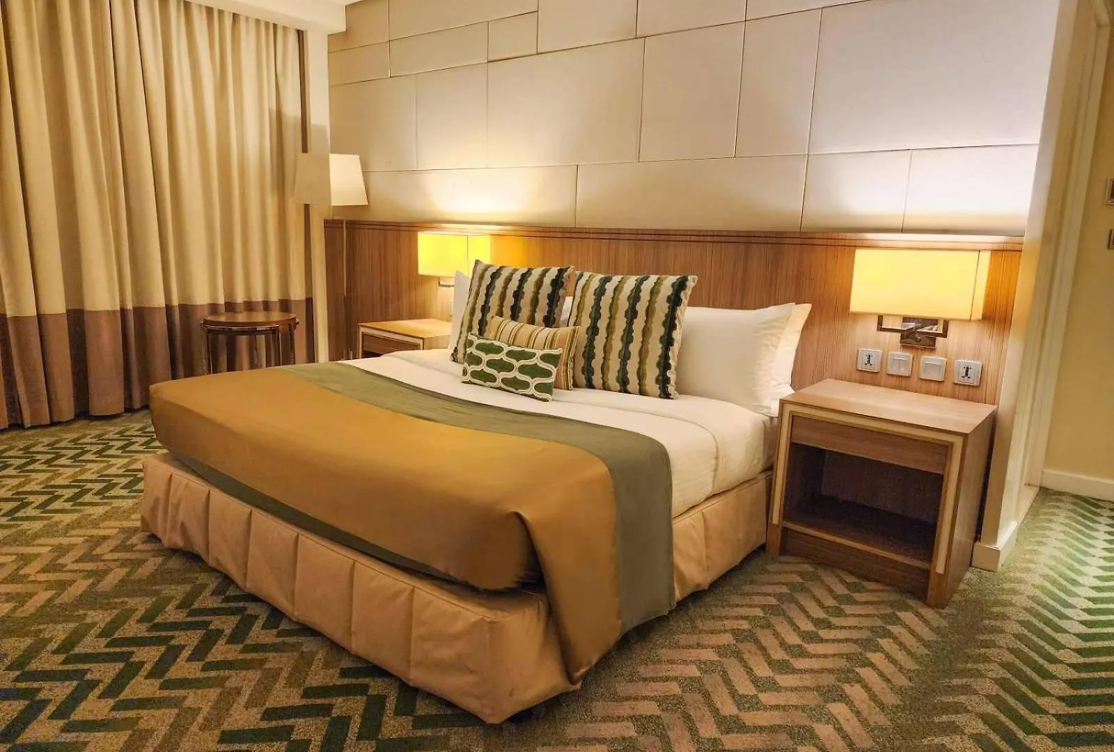 Hotel Benilde Maison De La Salle contacts